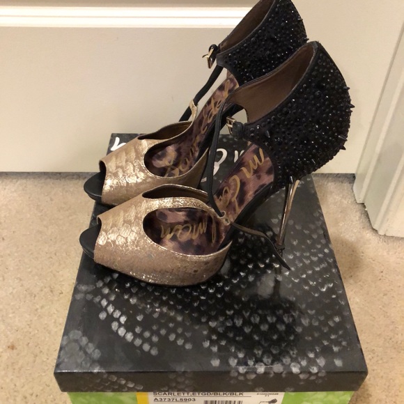 Black and gold T strap heels - Picture 2 of 5